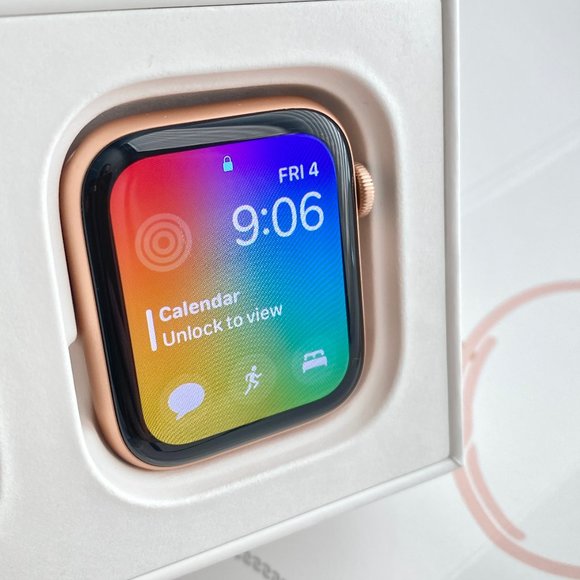 Apple Watch Series 4, Gold Aluminum Case 44mm - Picture 4 of 15